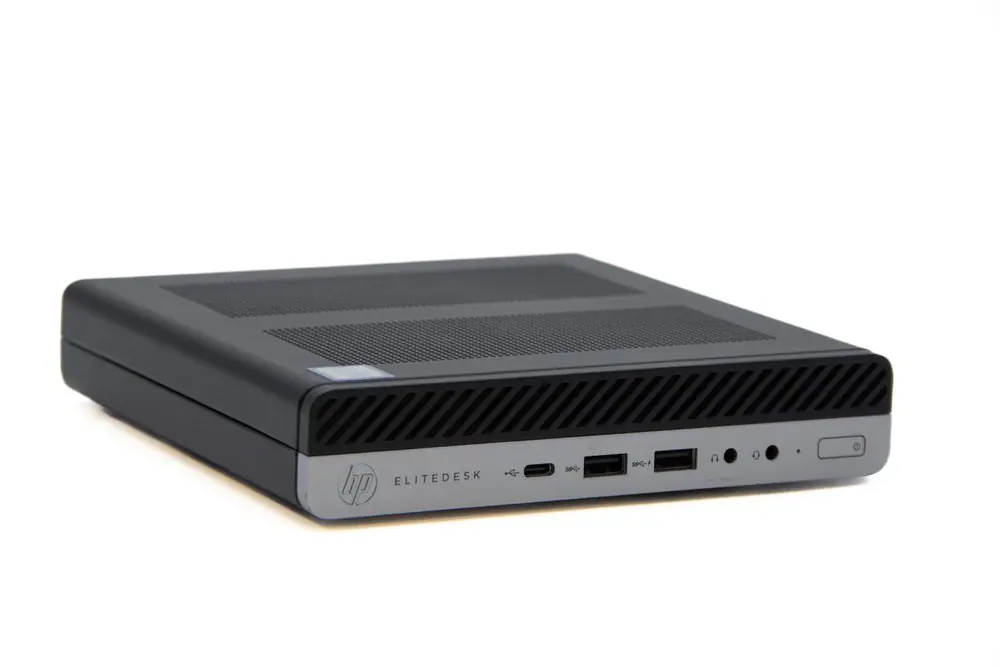مینی کیس HP EliteDesk 800 G5 Tiny روی میز کار اداری