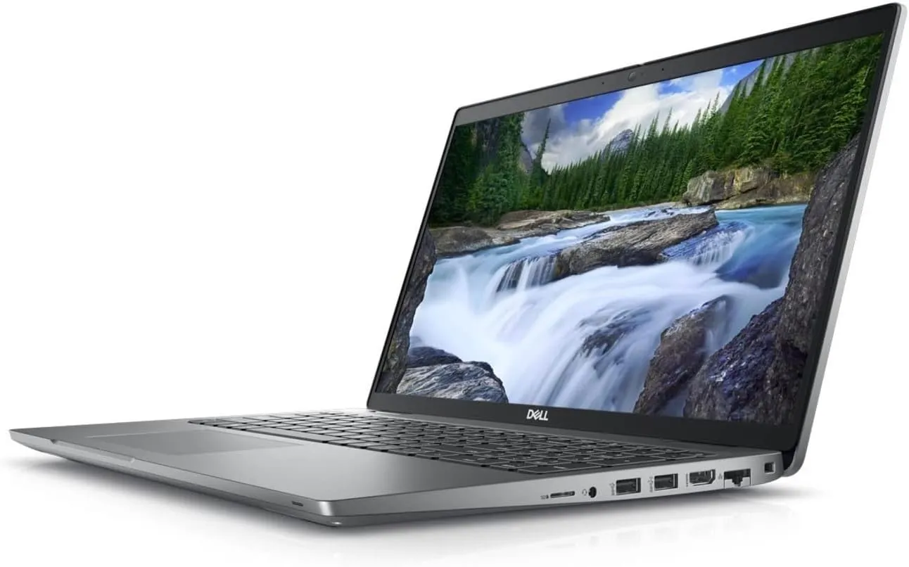 : لپ تاپ DELL Latitude 5530 نسل 12 روی میز کار مهندسی