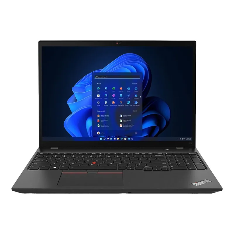 تصویری با کیفیت از لپتاپ Lenovo P1 Gen 5 روی یک میز کار مهندسی
