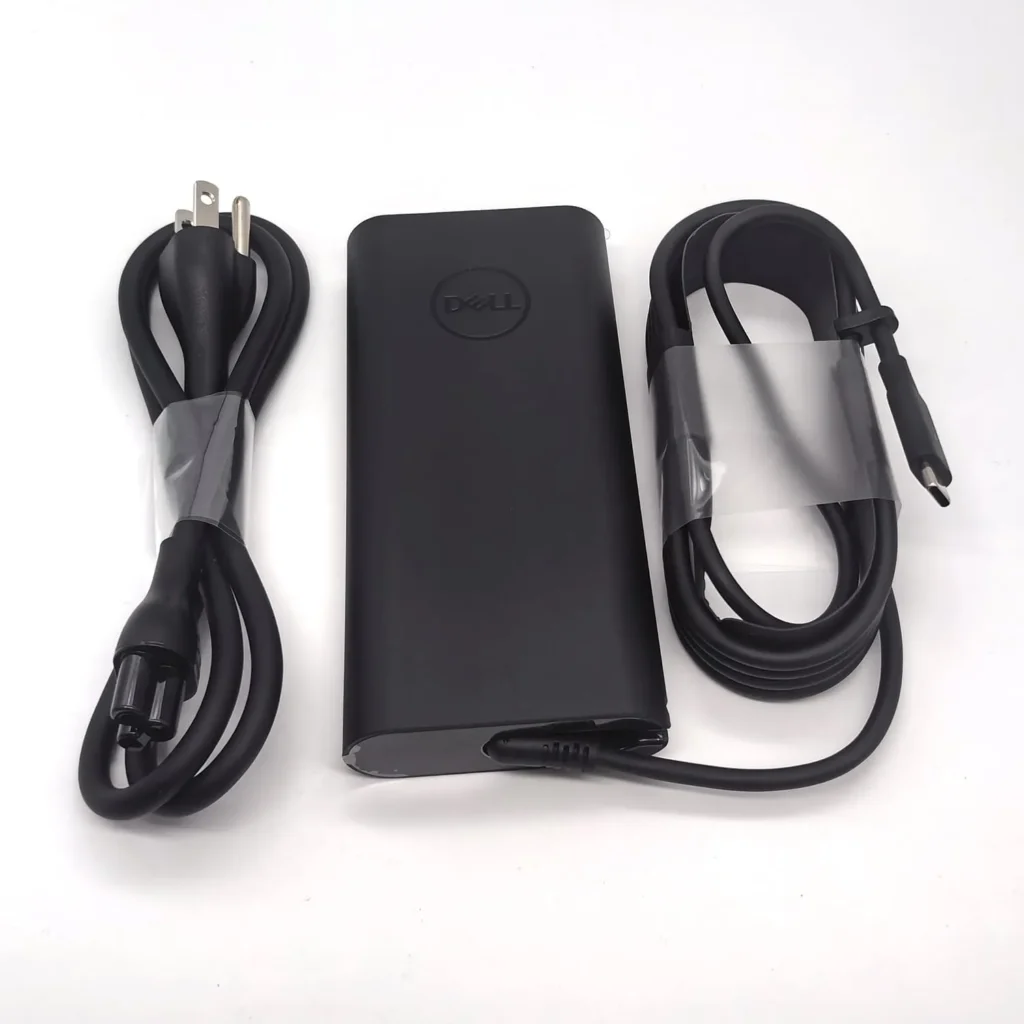 آداپتور دل 130 وات Type-C اورجینال در کنار لپ تاپ Dell XPS